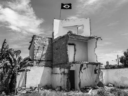 Una bandera de Brasil corona una de las construcciones demolidas de la favela Vila Autódromo para los Juegos Olímpicos (febrero, 2016).