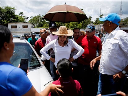 Maria Corina Machado saluda a un niño en un mitin en Caripito, en el Estado Monagas (Venezuela), el 28 de marzo.