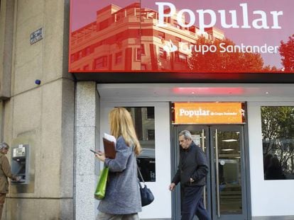 Una sucursal del Popular, poco después de su compra por Banco Santander.