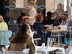 MURCIA, 03/03/2021.-Los bares y restaurantes de 37 municipios de la Región de Murcia vuelven a abrir su interior desde hoy Miércoles, después de que la Comunidad baje a Fase 1 de riesgo asistencial, con un aforo limitado del 30%, dentro de los locales solo pueden sentarse dos personas no convivientes en la misma mesa. EFE/ Juan Carlos Caval