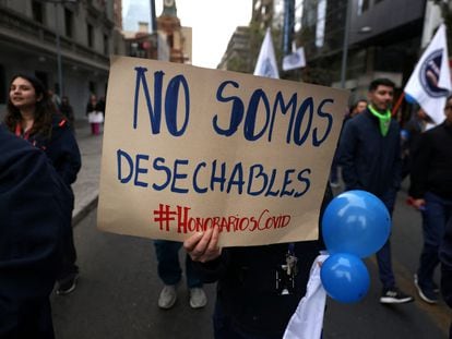Una manifestiacón de trabajadores sanitarios en contra de los despidos por el fin de la alerta sanitaria, en Santiago (Chile), este lunes.
