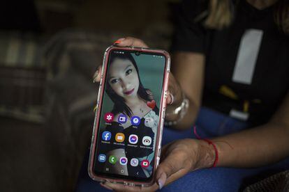 Esmeralda Millán muestra una fotografía tomada el 1 de diciembre de 2018, el día antes de ser atacada con ácido por su expareja, en la casa de su abuela en el estado de Puebla, México.