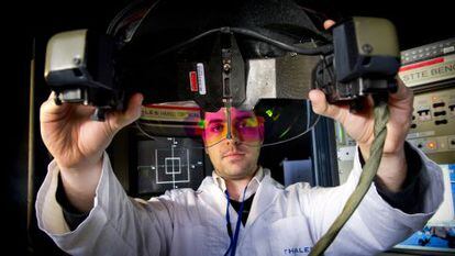 Un empleado calibra uno de los cascos de alta tecnología que ha desarrollado Thales para pilotos.