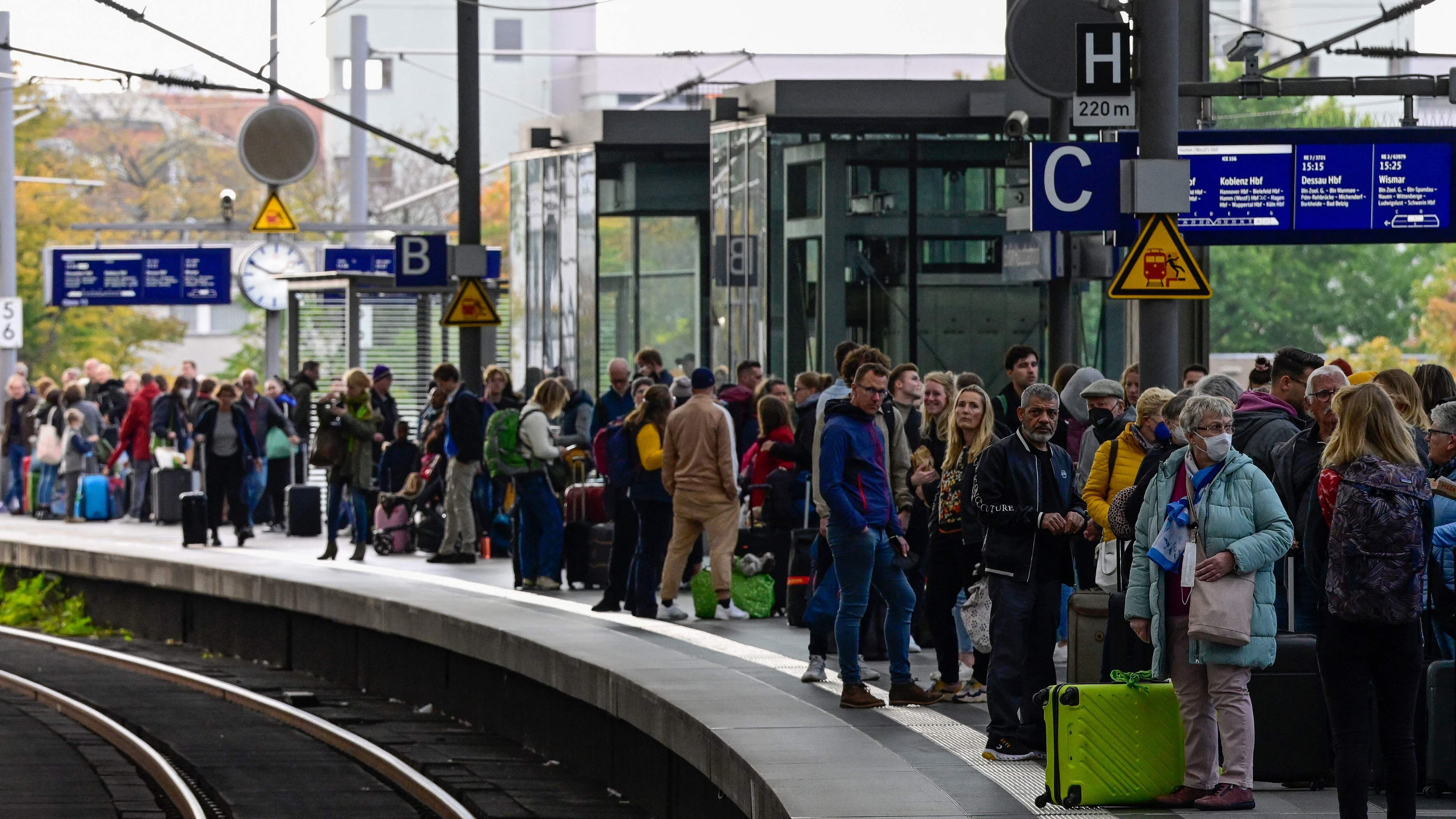 Pasajeros esperando su tren en la estación central de Berlín, en 2022.