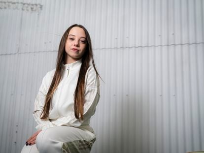 La actriz Carla Quilez, de 14 años (fotografiada en una cafetería en el barrio de Sants), interpreta a una madre adolescente en ‘La maternal’, de Pilar Palomero, película con la que hizo historia al ganar la Concha de Plata a la mejor interpretación en San Sebastián. 