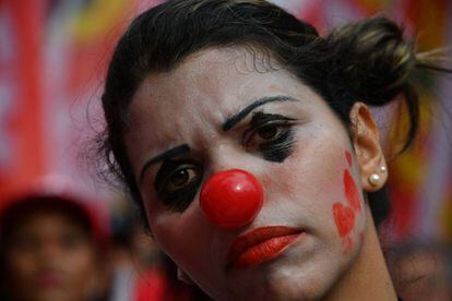 Una mujer con la cara pintada participa en la marcha por el Día del Trabajo en Sao Paulo (Brasil).