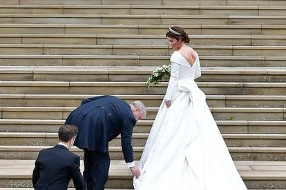 La novia entrando en la capilla de San Jorge, la misma en la que se casaron este año Meghan Markle y el príncipe Harry.