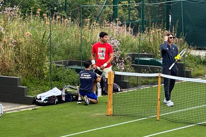 Alcaraz's physio bandages the Murcian's right thigh before training.