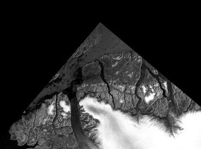 Grandes bloques de hielo del Ártico que se adentran en el estrecho de Nares se aprecian en esta imagen, tomada en diciembre de 2007, por el radar del satélite europeo 'Envisat