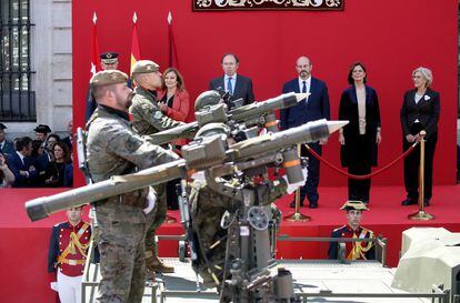 Militares desfilan frente a la Real Casa de Correos, dentro de los actos organizados con motivo del Día de la Comunidad de Madrid