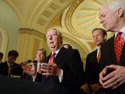 El líder de la minoría en el senado de los Estados Unidos, el republicano Mitch McConnell (i) y el senador republicano por Texas John Cornyn (d) y el senador republicano por Dakota del Sur John Thune (2-d), ofrecen declaraciones a periodistas en el Capitolio en Washington (EE.UU.).