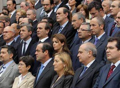 Los portavoces, el presidente, los diputados del Congreso y los representantes de las organizaciones sociales, durante los cinco minutos de silencio en el Congreso.