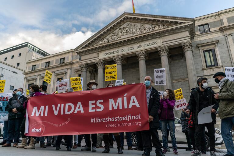 Familiares afectados por la ley de la Eutanasia celebran su aprobación frente a la Cámara baja, este jueves.