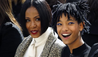 Willow Smith y la actriz Jada Pinkett Smith, en la primera fila del desfile de Chanel.