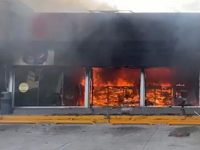 Delincuentes prendieron fuego a una tienda Oxxo en Michoacán, este domingo.