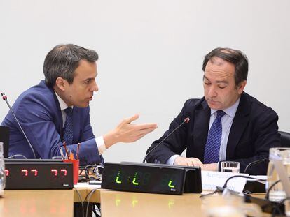 El concejal de Ciudadanos Santiago Saura y el delegado de Medio Ambiente y Movilidad del Ayuntamiento de Madrid, Borja Carabante, durante la comisión.