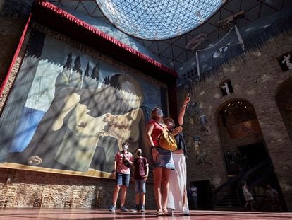 Diversos visitantes en el Teatro-Museo de Dalí, en Figueres.