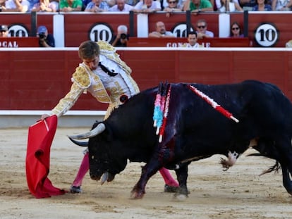 Juan Leal, durante la faena de muleta al segundo de la tarde.