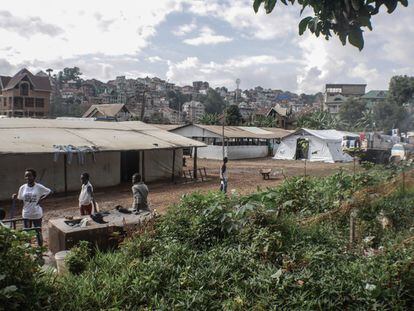 En la ciudad de Bukavu, el Alto Comisionado de las Naciones Unidas para los Refugiados (ACNUR) ha habilitado, mano a mano con las autoridades locales, un campamento para recibir a miles de personas desplazadas por el Nyiragongo.