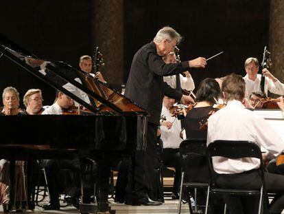 Un momento de la actuación de la London Symphony Orchestra dirigida por John Eliot Gardiner en el Palacio de Carlos V de la Alhambra.