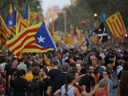 Manifestación en Barcelona por el 1-O. En vídeo, protesta en la capital catalana.