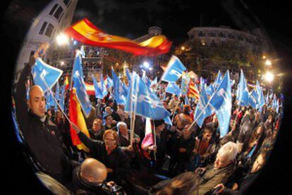 Simpatizantes del PP celebran la victoria en la calle Génova.