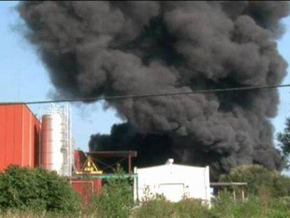 Cuatro ingresados por un incendio en un almacén de Ajangiz