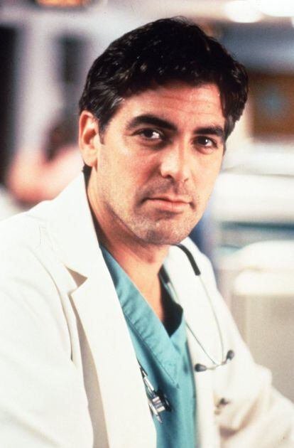 La interpretación que lo catapultó a la fama llegó cuando ya llevaba más de 15 años de carrera profesional. En 1994, Clooney se cortó el pelo y dio vida al doctor Doug Ross en la exitosa serie 'Urgencias'. Este papel le valió dos nominaciones a los premios Emmy y tres a los Globo de Oro. Aunque no llegó a ganar ningún premio, consiguió meterse al público en el bolsillo.
