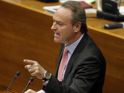 Alberto Fabra, por la ma&ntilde;ana, durante la sesi&oacute;n de control de las Cortes.