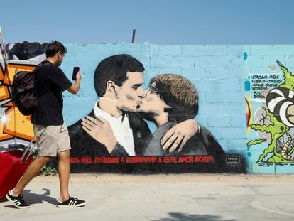 Mural pintado por el artista Tvboy representando un beso entre Pedro Sánchez y Carles Puigdemont en Barcelona.