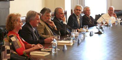 De izquierda a derecha, Teresa Gim&eacute;nez-Candela; Antonio Rovira, Joaqu&iacute;n Estefan&iacute;a; Ignacio Polanco; Basilio Baltasar, Jes&uacute;s Moster&iacute;n y Javier S&aacute;daba, en la presentaci&oacute;n del libro &#039;El Derecho de los animales&#039;. 