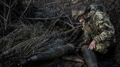 Un soldado ucranio prepara unos proyectiles de artillería cerca de Marinka, en la región de Donetsk, en diciembre de 2023.