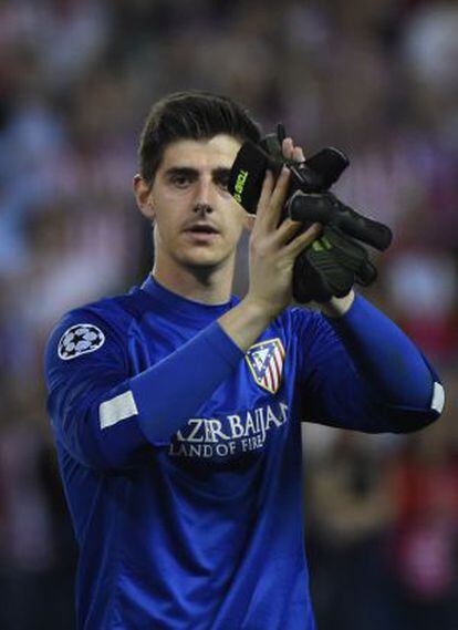 Courtois aplaude al público del Calderón tras el partido de cuartos contra el Barcelona.