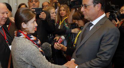 Hollande saluda a la yazidí autora de "Jinan, esclava de Daesh"