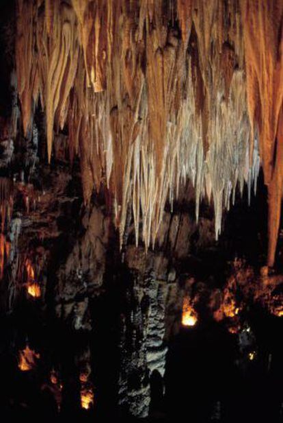 Estalactitas en la Sala Maravillas de la cueva de Valporquero, en León.
