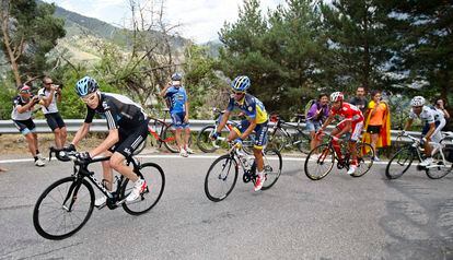 Chris Froome, por delante de Alberto Contador, durante la octava etapa de la Vuelta a España de 2012, entre Lleida y Andorra.