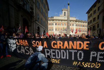 Los activistas del "Movimiento por la Vivienda" se habían convocado a manifestarse pacíficamente en la céntrica plaza Montecitorio, donde tiene la sede el Parlamento.