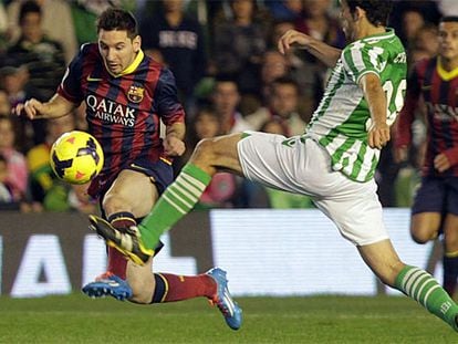 Jugada en la que Messi se lesiona en el partido contra el Betis.