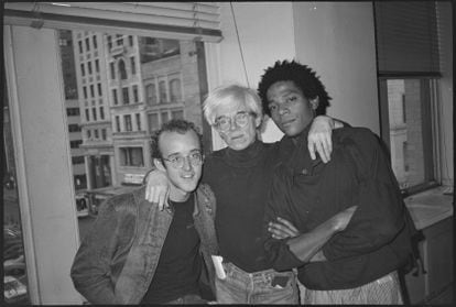 Warhol, au centre, avec les artistes Keith Haring et Jean-Michel Basquiat.