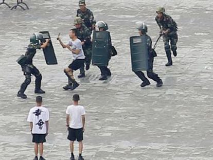 Pekín ordena ejercicios antidisturbios en la ciudad de Shenzhen, junto a la antigua colonia británica