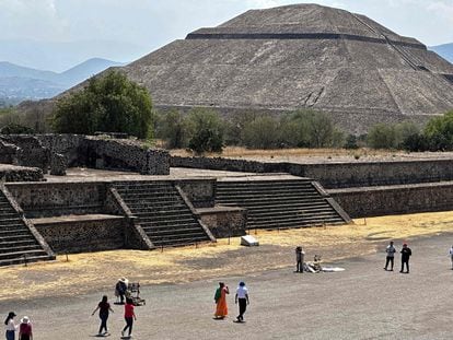 Turistas caminan por la Calzada de los Muertos, en Teotihuacán (Estado de México), el 14 de marzo de 2023.