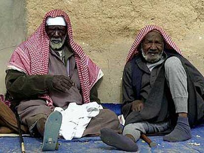 Dos hombres, sentados en la acera de una calle del barrio Al Aoud, uno de los más pobres de Riad, la capital de Arabia Saudí.