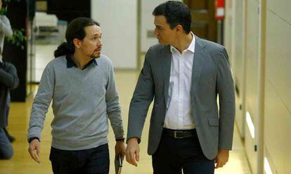 El líder de Podemos, Pablo Iglesias, y el del PSOE, Pedro Sánchez, en una reunión en el Congreso.