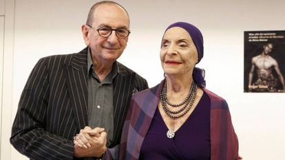 El periodista Roger Salas y la bailarina Alicia Alonso, en 2012.