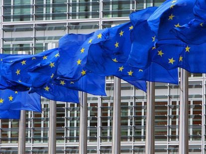 Banderas de la Unión Europea frente a la sede de la Comisión Europea en Bruselas.