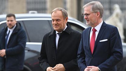 Desde la izquierda: los primeros ministros de Polonia, Donald Tusk, y de la República Checa, Petr Fiala.