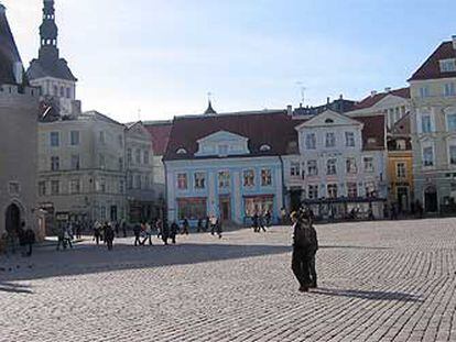 Plaza del Ayuntamiento de la ciudad antigua de Tallín, capital de Estonia.