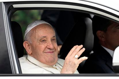 The Pope waves from his car after landing in Lisbon this Wednesday. 