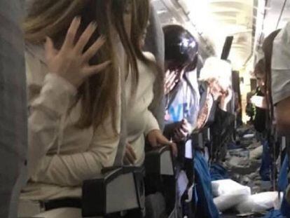 Interior del vuelo de Aerolíneas Argentinas tras la turbulencia.