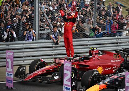  El piloto español de Ferrari Carlos Sainz Jr, ganador de la carrera, celebra tras el Gran Premio de Gran Bretaña de Fórmula 1 en el circuito de Silverstone.